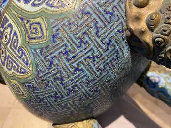 Een grote Chinese driepotige cloisonn&eacute; wierookbrander met deksel, Qianlong