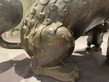 Une paire de grands mod&egrave;les de lions bouddhistes en bronze, Chine, Ming