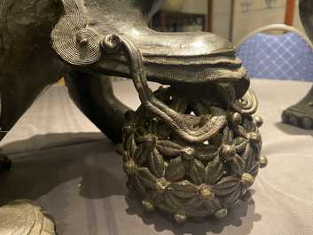 Une paire de grands mod&egrave;les de lions bouddhistes en bronze, Chine, Ming