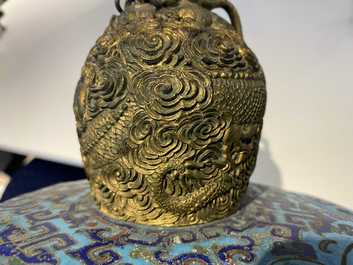 Een grote Chinese driepotige cloisonn&eacute; wierookbrander met deksel, Qianlong