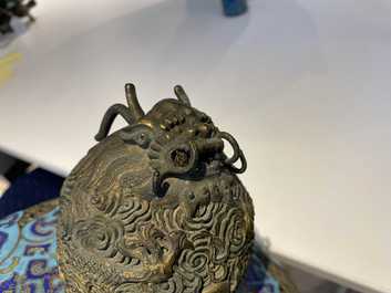 Een grote Chinese driepotige cloisonn&eacute; wierookbrander met deksel, Qianlong