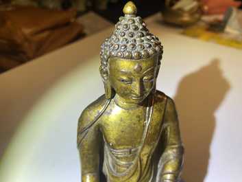 Een Sino-Tibetaanse vergulde bronzen figuur van Boeddha Shakyamuni, 18/19e eeuw