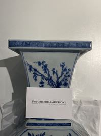 Een Chinese vierkante blauw-witte en koperrode vaas, Kangxi