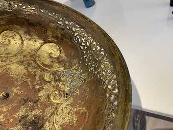 Een grote Chinese driepotige cloisonn&eacute; wierookbrander met deksel, Qianlong