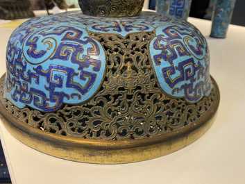 Een grote Chinese driepotige cloisonn&eacute; wierookbrander met deksel, Qianlong