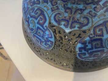 Een grote Chinese driepotige cloisonn&eacute; wierookbrander met deksel, Qianlong