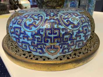 Een grote Chinese driepotige cloisonn&eacute; wierookbrander met deksel, Qianlong