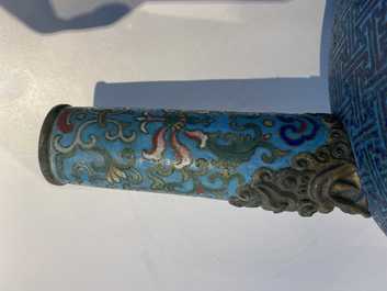 Een grote Chinese driepotige cloisonn&eacute; wierookbrander met deksel, Qianlong