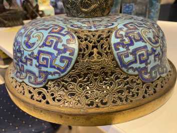 Een grote Chinese driepotige cloisonn&eacute; wierookbrander met deksel, Qianlong