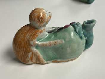 Une paire de compte-gouttes en forme de singe portant une p&ecirc;che en porcelaine de Chine famille rose, 19&egrave;me