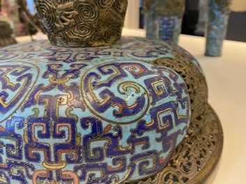 Een grote Chinese driepotige cloisonn&eacute; wierookbrander met deksel, Qianlong