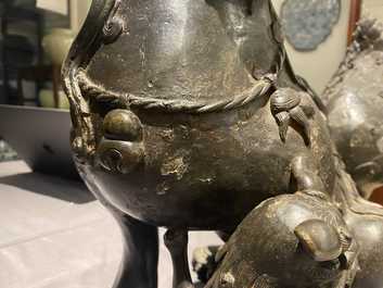 Une paire de grands mod&egrave;les de lions bouddhistes en bronze, Chine, Ming