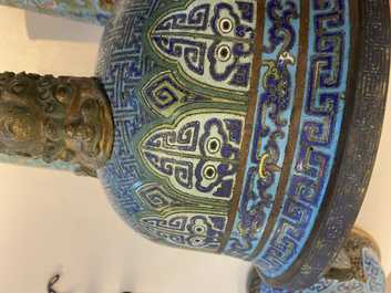 Een grote Chinese driepotige cloisonn&eacute; wierookbrander met deksel, Qianlong