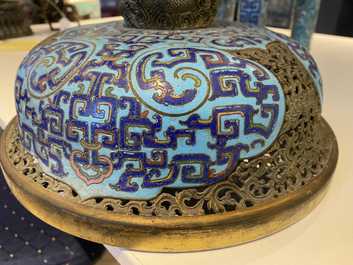 Een grote Chinese driepotige cloisonn&eacute; wierookbrander met deksel, Qianlong