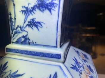 Un vase de forme carr&eacute;e en porcelaine de Chine en bleu, blanc et rouge de fer, Kangxi