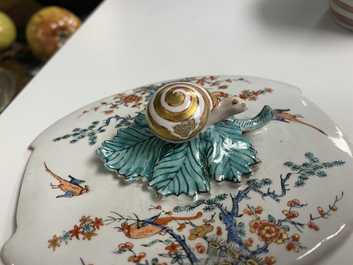 A Dutch Delft polychrome petit feu Kakiemon-style butter tub with a snail finial, 18th C.