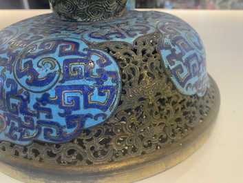 Un grand br&ucirc;le-parfum tripod couvert en &eacute;maux cloisonn&eacute;s, Chine, Qianlong