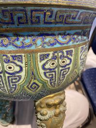 Een grote Chinese driepotige cloisonn&eacute; wierookbrander met deksel, Qianlong