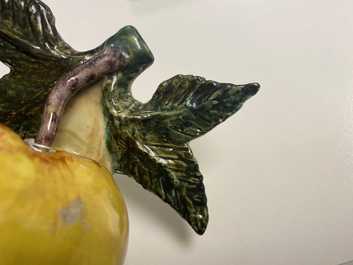 Een polychroom Delfts model van een appel en &eacute;&eacute;n van een peer, 18e eeuw