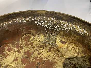 Een grote Chinese driepotige cloisonn&eacute; wierookbrander met deksel, Qianlong