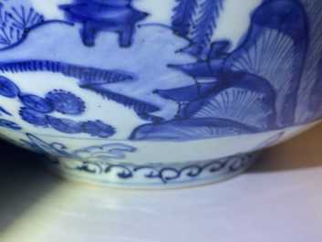 Un grand bol en porcelaine de Chine en bleu et blanc &agrave; d&eacute;cor d'un paysage fluvial, Ming