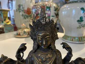 Een Nepalese massieve bronzen figuur van Vasudhara, 19e eeuw