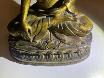 Une figure de Bouddha Shakyamuni en bronze dor&eacute;, Sino-Tibet, 18/19&egrave;me