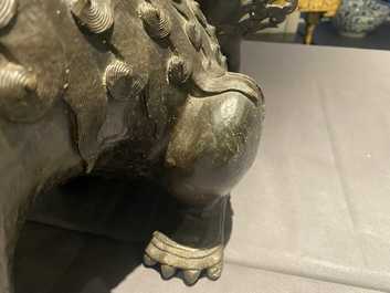 Une paire de grands mod&egrave;les de lions bouddhistes en bronze, Chine, Ming