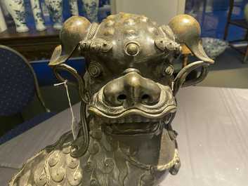 Une paire de grands mod&egrave;les de lions bouddhistes en bronze, Chine, Ming