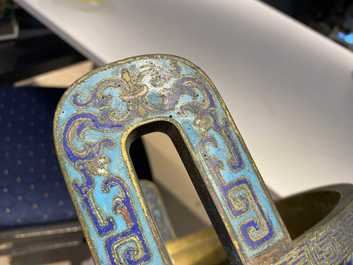 Een grote Chinese driepotige cloisonn&eacute; wierookbrander met deksel, Qianlong