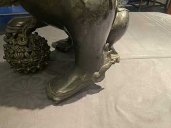 Une paire de grands mod&egrave;les de lions bouddhistes en bronze, Chine, Ming