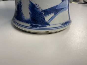 Un vase en porcelaine de Chine en bleu et blanc &agrave; d&eacute;cor figuratif, Kangxi