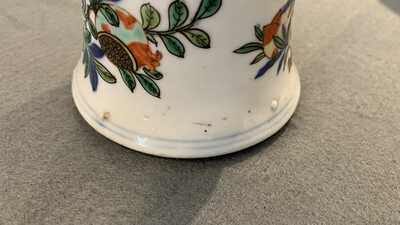 Une paire de vases de forme 'gu' en porcelaine de Chine wucai, 19&egrave;me