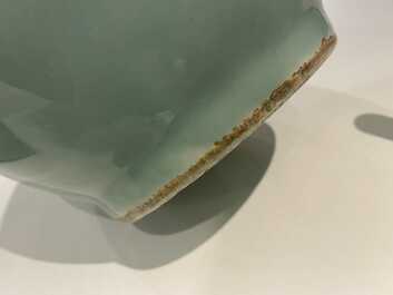 Een Chinese blauw-witte vaas met celadon fondkleur, Qianlong