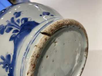 Une grande verseuse &agrave; vin couverte en porcelaine de Chine en bleu et blanc, &eacute;poque Transition