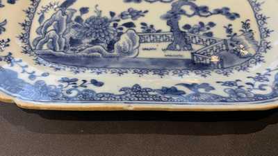 Un service compos&eacute; de 25 pi&egrave;ces en porcelaine de Chine en bleu et blanc, Qianlong