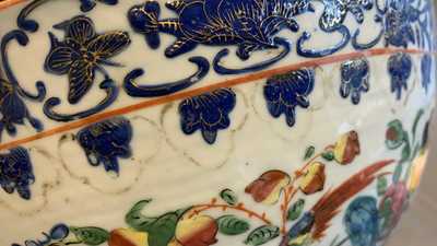 Deux grands bols en porcelaine de Chine famille rose de Canton, 19&egrave;me