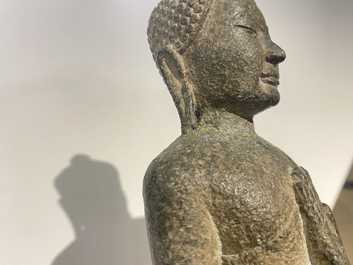 Een Thaise zandstenenen figuur van Boeddha, Khmer, Lopburi, 12/14e eeuw