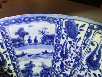 Een grote Chinese blauw-witte kraakporseleinen kom, Wanli