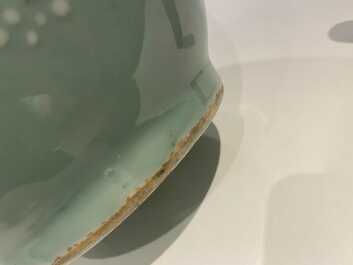 Een Chinese blauw-witte vaas met celadon fondkleur, Qianlong