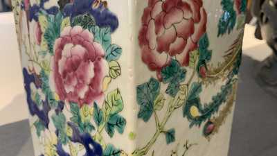 Deux vases en porcelaine de Chine famille rose, 19/20&egrave;me