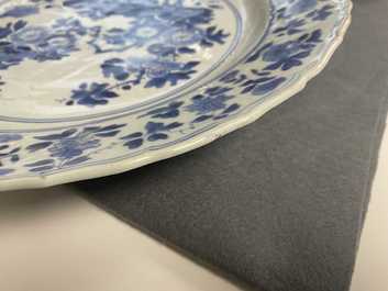 Zes Chinese blauw-witte borden en schotels, Kangxi en later