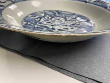 Deux grands plats en porcelaine de Chine en bleu et blanc dite 'de Swatow', Ming