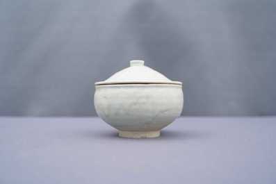 Une coupe et un bol couvert en gr&egrave;s porcelaineux de type qingbai, Chine, Song/Yuan