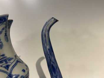 Un kendi en porcelaine de Chine en bleu et blanc en forme de grenade, Wanli