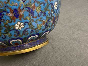 Een Chinese cloisonn&eacute; waterkan, 18/19e eeuw