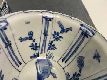 Cinq bols en porcelaine de Chine en bleu et blanc de type kraak, Wanli