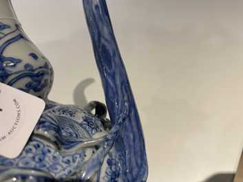 Un kendi en porcelaine de Chine en bleu et blanc en forme de grenade, Wanli