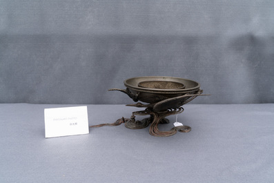 Un bol sur piedouche &agrave; d&eacute;cor de grues en cuivre, bronze et &eacute;tain, sign&eacute; Kimura Toun, Japon, Meiji, 19&egrave;me