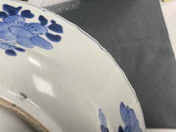 Six plats et assiettes en porcelaine de Chine en bleu et blanc, Kangxi et apr&egrave;s